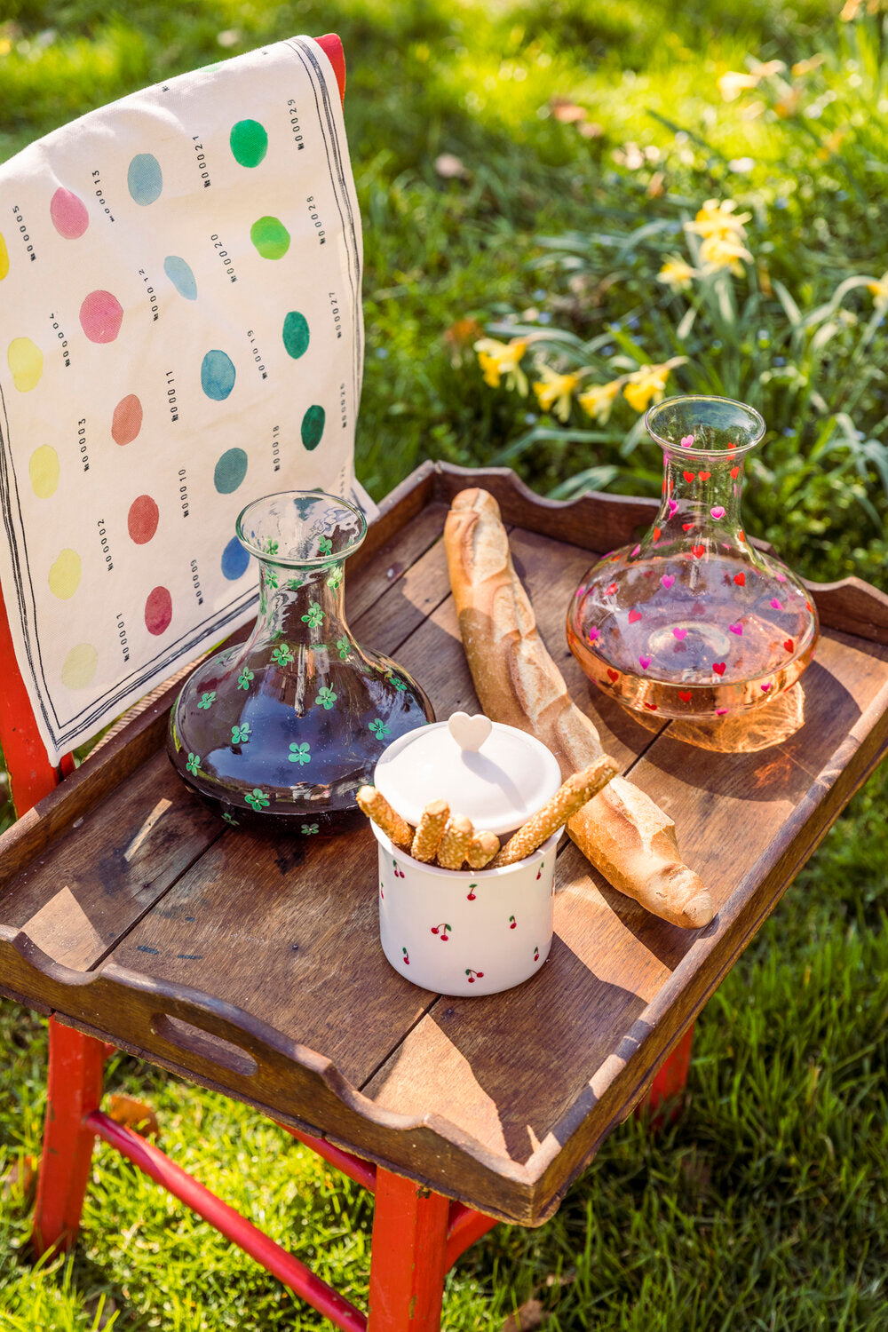 手描きのキャンディーボックス | 写真 手描きのキャンディーボックス全員椅子に座って