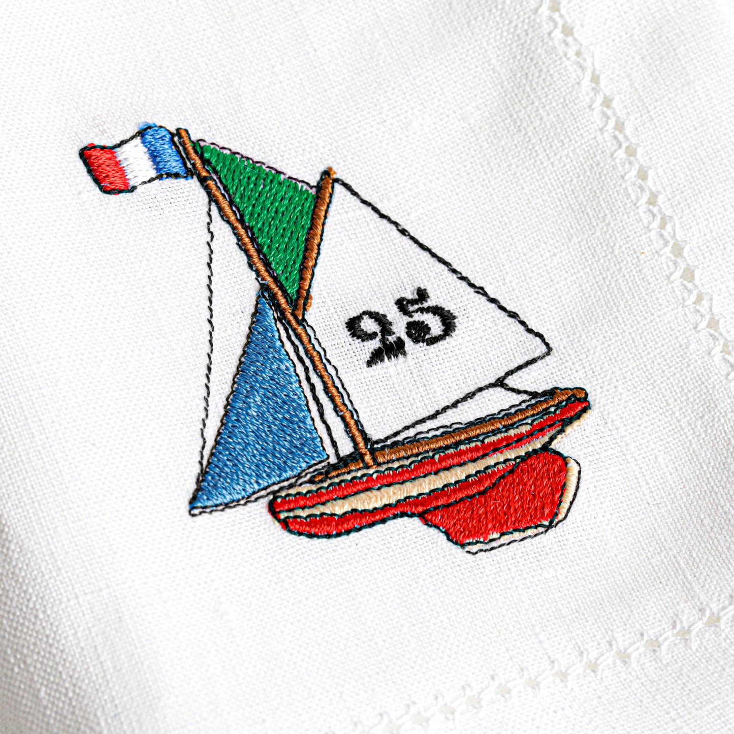 刺繍入りリネンナプキン | 写真 刺繍入りリネンナプキン帆船